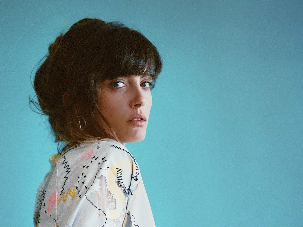 Looking back at some of our favorite new discoveries of 2017! <a href="/nogaerez/">Noga Erez</a> is one of them and we had the pleasure to meet her at this years @orangefeeling for a chat about her amazing debut album 'Off the Radar': goo.gl/32fnoX (interview in danish) 
📷: PR