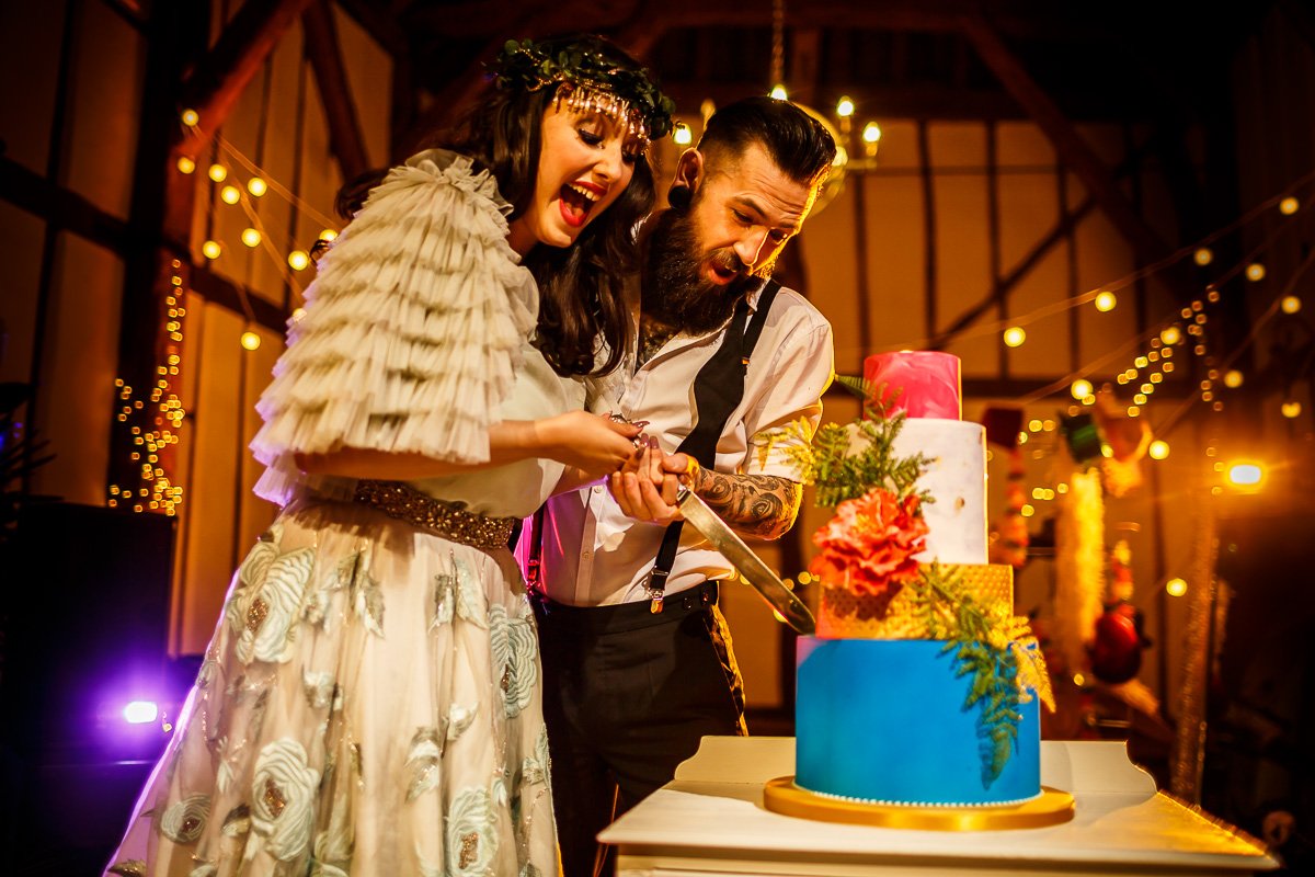 MimeoFun's tweet photo. The beautiful Wedding cake by  #Labelle cake company, who designs cakes to meet the occasion, and pics by@linaandtom#wedding#bride#weddingcakes#reception#mirrobooth#photobooth https://t.co/egUHWMX4Tm