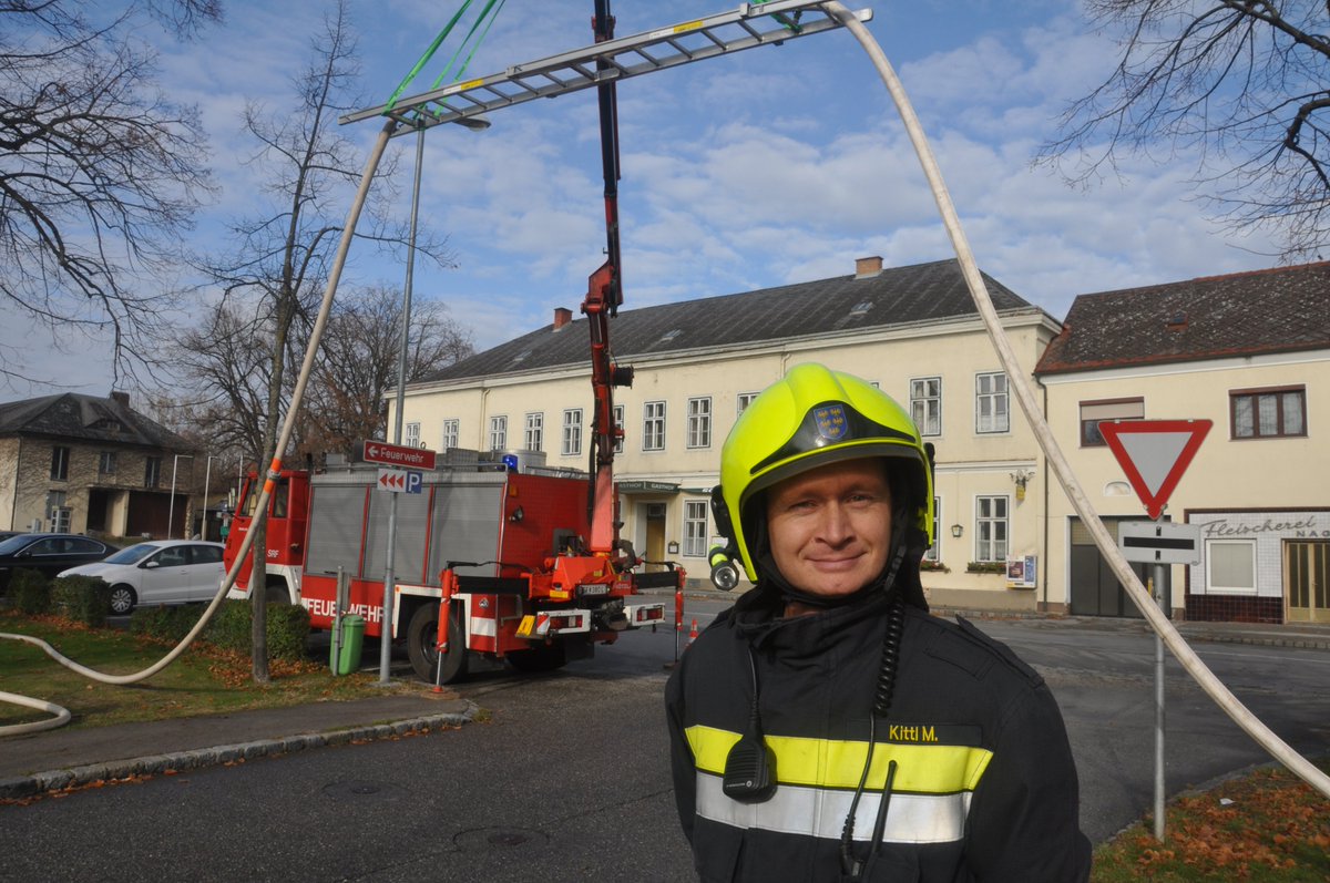 FF_Mgg's tweet photo. #FF_Mgg #Inspektionsübung #Marchegg
Die #Feuerwehr muss immer felxibel auf Situationen reagieren, also #Situationselastisch daher, eine Schlauchbrücke mal anders... https://t.co/Hq3dcleQKY