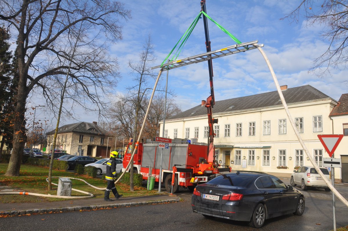 FF_Mgg's tweet photo. #FF_Mgg #Inspektionsübung #Marchegg
Die #Feuerwehr muss immer felxibel auf Situationen reagieren, also #Situationselastisch daher, eine Schlauchbrücke mal anders... https://t.co/Hq3dcleQKY