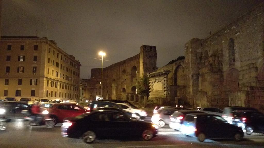 JordanAshReid's tweet photo. #rome #traffic #rushhourinRome #historicalbuildings #nightlife https://t.co/DZXVDolyCD