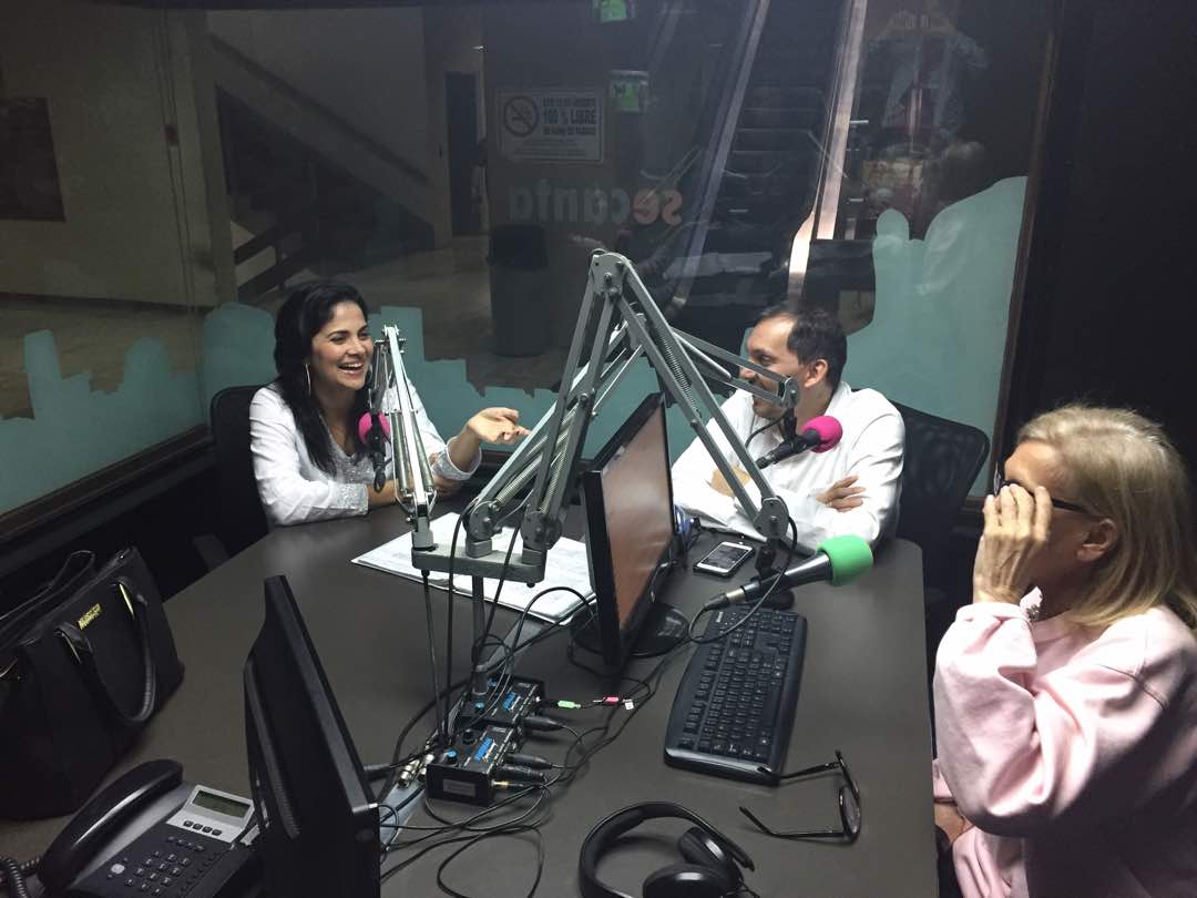 laromantica889's tweet photo. Esta tarde en @DimesyDiretesfm recibimos a la talentosa @annaetorrealba para hablarnos sobre ¨Maracucho soy¨ el nuevo tema que interpreta junto a @SoloEnsamble ¿Ya lo escucharon?--> https://t.co/UAChPd3WdO https://t.co/mwYxi1HLwf