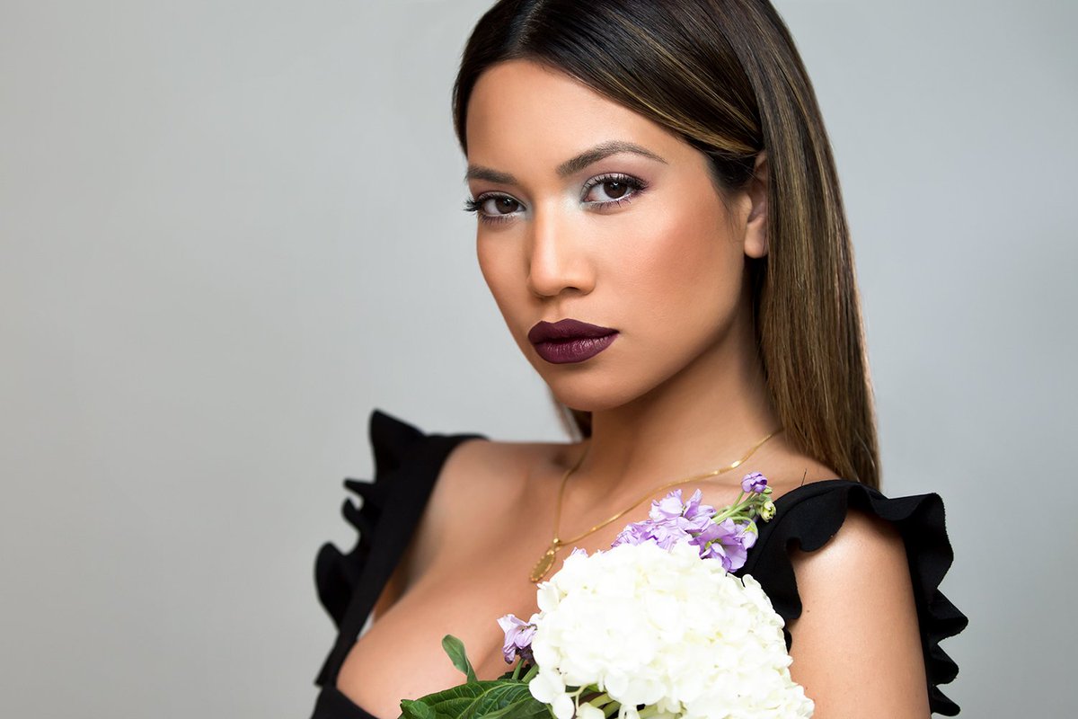 jessimalay's tweet photo. Winter is almost here which means cozy weather, gingerbread lattes, layering, and most importantly, new makeup! Sharing my fresh take on fall/winter beauty with #DGBeauty and @Saks , today on the blog:
https://t.co/MVoo9YrpzY
#FallInBloom #DolceGabbana #sponsored https://t.co/TJLLZal4pm