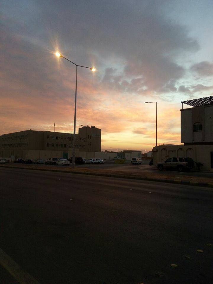 adilkabbar65's tweet photo. المنظران لموقع واحد مع اختلاف حركة الشمس عند الشروق ، والظهيرة بشارع قس بن ساعدة حي الملك فيصل بالرياض ليوم الإثنين 20نوفمبر 2017الموافق 2ربيع أول 1439هــ https://t.co/YqsSH0fbl5