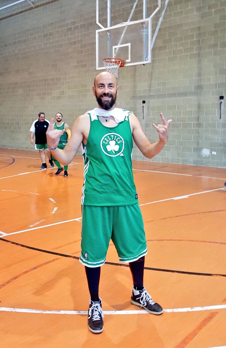 CelticsCon's tweet photo. Por razones que no vienen a cuento @e_vedder_ es un héroe para nosotros #CelticsEspaña y @TownieLouis quiso demostrárselo una vez más haciéndole esta foto que usaremos de avatar en @CelticsCon hasta que encontremos otro héroe. Abrazo. https://t.co/WBMopIfPvm