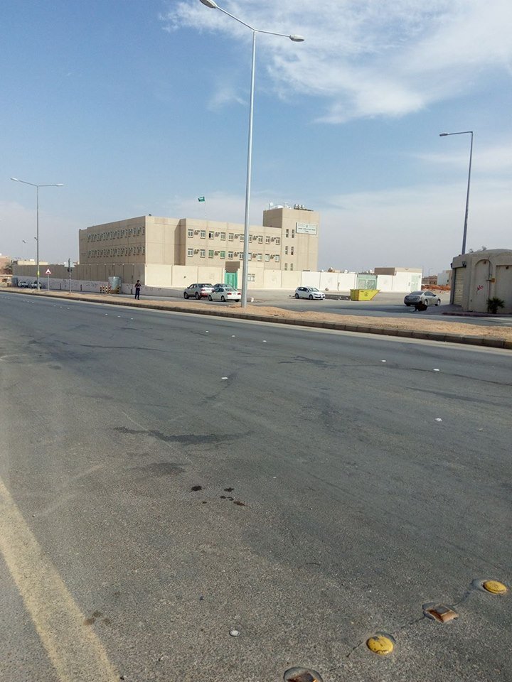 adilkabbar65's tweet photo. المنظران لموقع واحد مع اختلاف حركة الشمس عند الشروق ، والظهيرة بشارع قس بن ساعدة حي الملك فيصل بالرياض ليوم الإثنين 20نوفمبر 2017الموافق 2ربيع أول 1439هــ https://t.co/YqsSH0fbl5