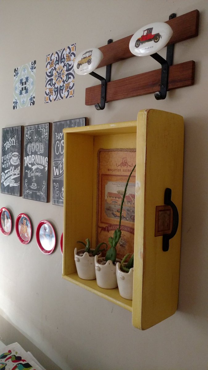 EnelPatiodeCasa's tweet photo. No hay nada que un cajoncito no pueda resolver, a éste le dimos un toque de 💛, una buena imagen de fondo y un tirador de hierro... El resultado: un estante divino para complementar cualquier rincón de tu hogar.
#deco #decoracion #homedecor #home #reciclar #handmade https://t.co/N14xk3ZecI