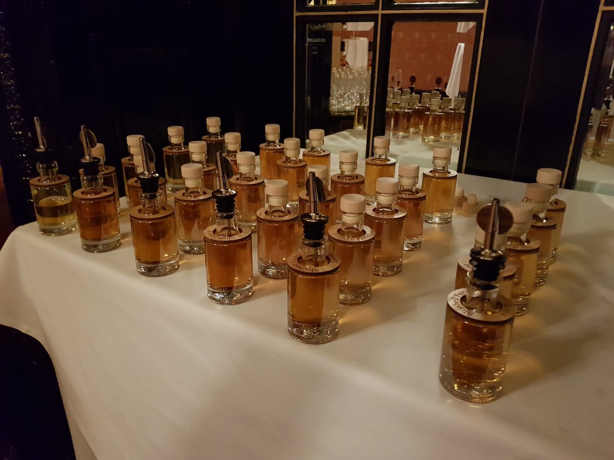 IrishWhiskeyMag's tweet photo. 5 * hotel @MerchantHotel and 6 5* and very different trees of Dair Ghaelach. Fabulous night tasting all 6 trees from the Bluebell range. https://t.co/RXiCUQfN8h