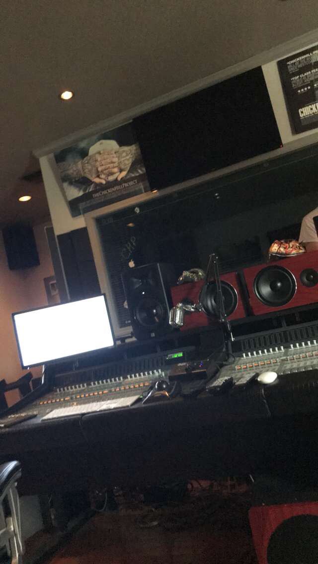 ItsTheRek's tweet photo. Final mixing session for #bacio at the chicken hill compound #chickenhill #richmafia https://t.co/NwbJbKsuk1