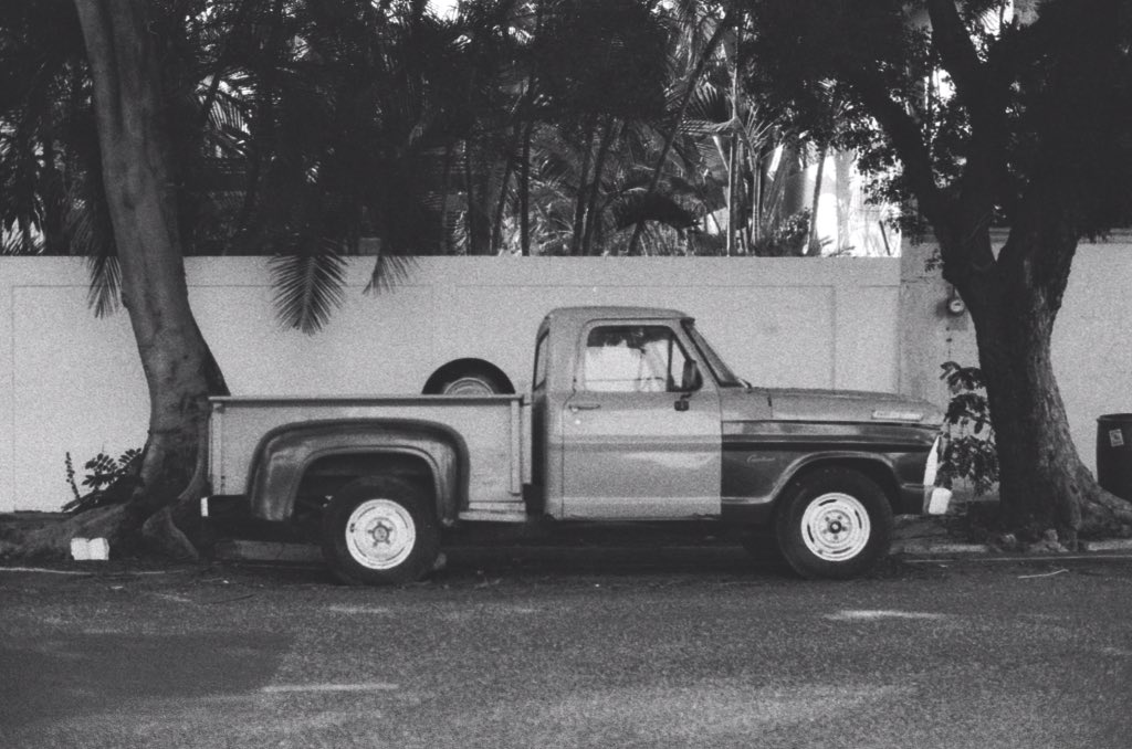 lentepretao's tweet photo. Ford 100
(Nikon Fe2+Kodak TX400)
#xphotographersantodomingo
#lessonsofstreetphotography
#analogphotography
#buyfilmnotmegapixels
#istillshotfilm #kamaradas
#kodaktx400 #nikonfe2
#blackandwhite @EMULSIVEfilm @JohnnyPatience @Kodak https://t.co/wM2ZXdK7vC