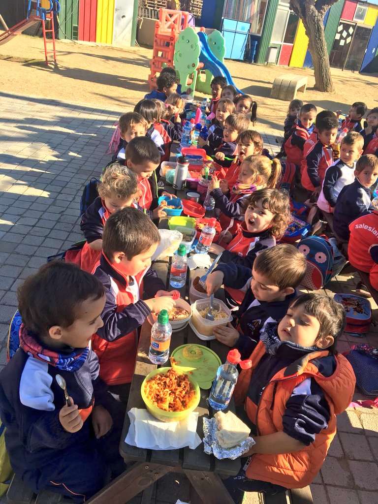 SalesiansHorta's tweet photo. Sortida de #P3 a Can Pidelaserra a fer activitats de tardor i de granja!!! 🐔🐰🐐 https://t.co/qmV0KbQIXI