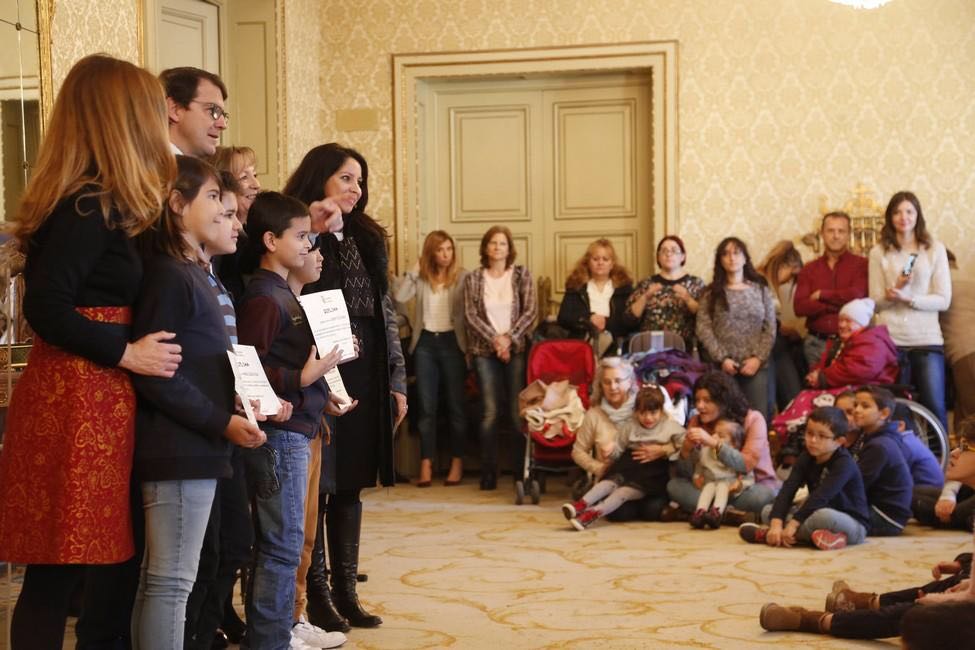 ColegioAmachado's tweet photo. Los alumnos del @colegioAmachado recogen su diploma por participar en el concurso los derechos de la infancia organizado por el Ayuntamiento de Salamanca. https://t.co/UITL0F3tfv
