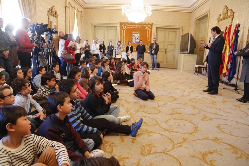 ColegioAmachado's tweet photo. Los alumnos del @colegioAmachado recogen su diploma por participar en el concurso los derechos de la infancia organizado por el Ayuntamiento de Salamanca. https://t.co/UITL0F3tfv