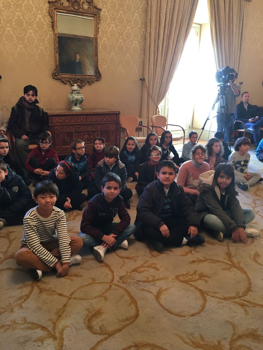 ColegioAmachado's tweet photo. Los alumnos del @colegioAmachado recogen su diploma por participar en el concurso los derechos de la infancia organizado por el Ayuntamiento de Salamanca. https://t.co/UITL0F3tfv