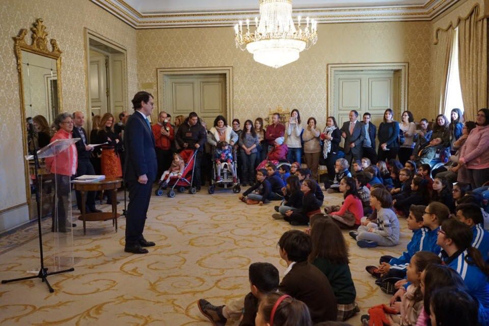 ColegioAmachado's tweet photo. Los alumnos del @colegioAmachado recogen su diploma por participar en el concurso los derechos de la infancia organizado por el Ayuntamiento de Salamanca. https://t.co/UITL0F3tfv