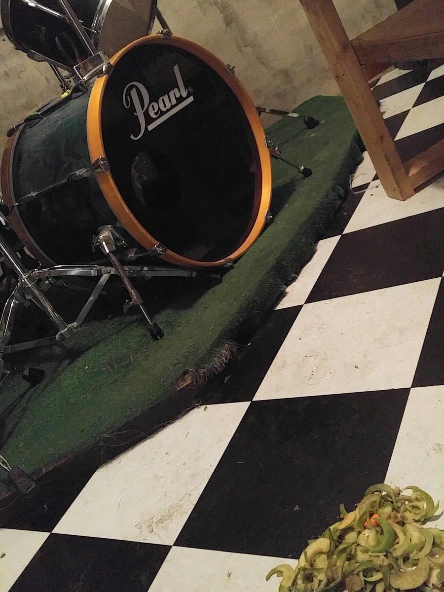 ThePieTruckDC's tweet photo. As #Piestyle as it comes. Peelin' apples in the practice room https://t.co/4pPvwQr1yr