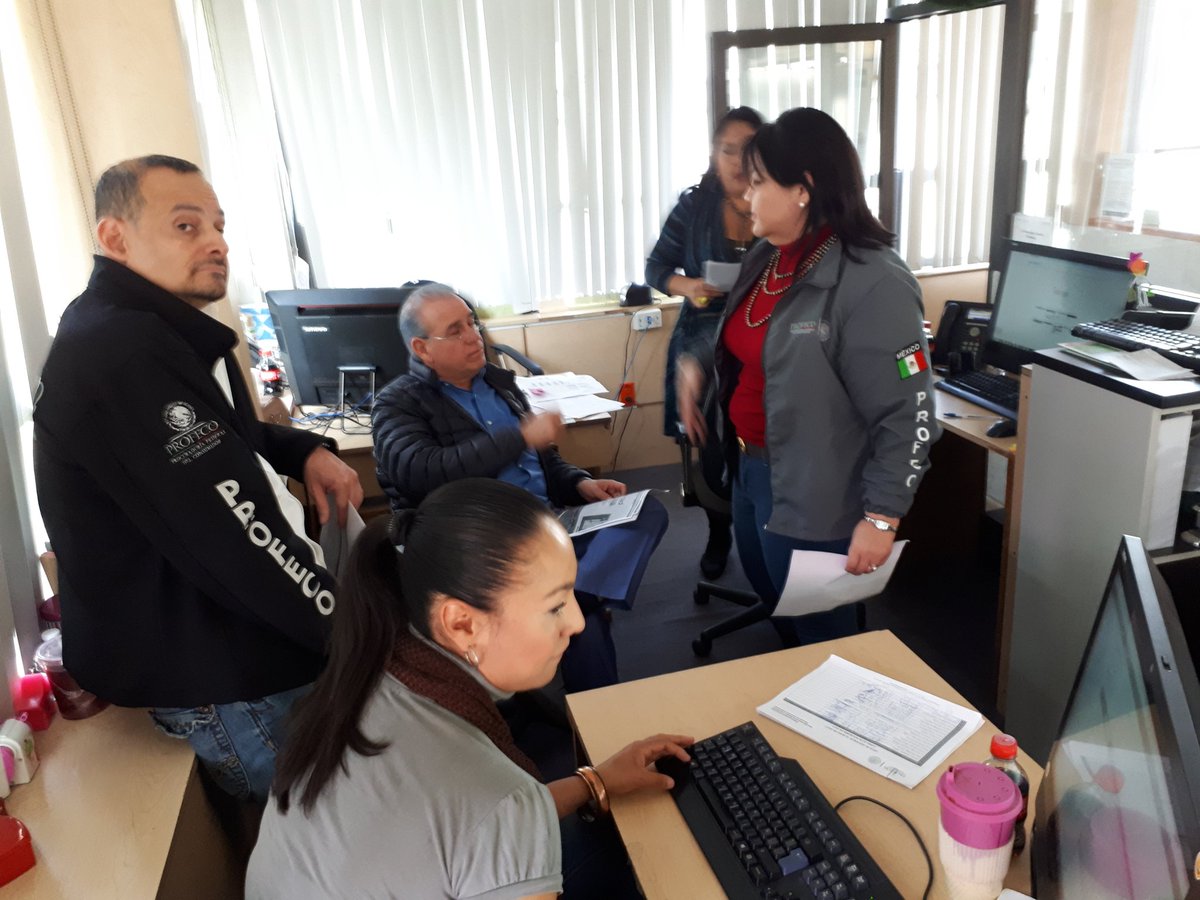 cponcebeltran's tweet photo. Continúan las brigadas de atención a #consumidor @RogelioCerdaP Titular @Profeco supervisa los trabajos equipo Subprocuradora Angeles Jasso y #SubTelecom en el Teléfono del Consumidor https://t.co/BOBbt62mTY