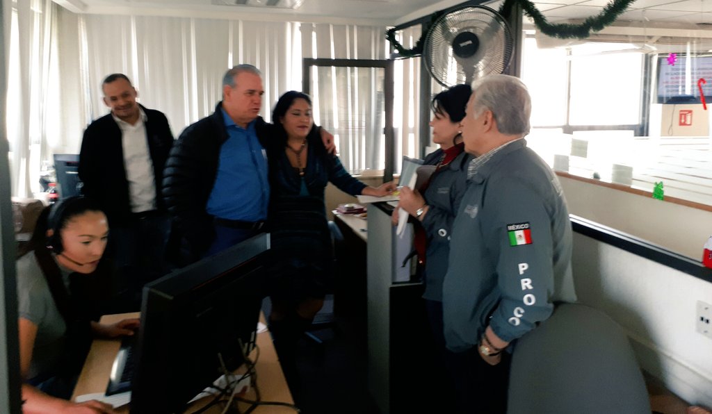cponcebeltran's tweet photo. Continúan las brigadas de atención a #consumidor @RogelioCerdaP Titular @Profeco supervisa los trabajos equipo Subprocuradora Angeles Jasso y #SubTelecom en el Teléfono del Consumidor https://t.co/BOBbt62mTY