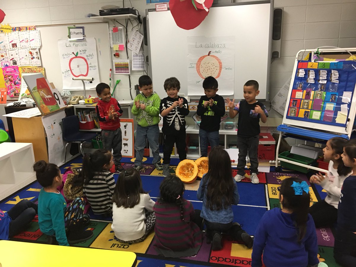 maestra_Ceci's tweet photo. #handsoninvestigation #studentsteachingpeers #bridginglanguages @SunnyHill220 @maestra_mendez @BethThake @CArmendarizMxwl @MsAcosta220 @ngderose https://t.co/En12G8MCbw