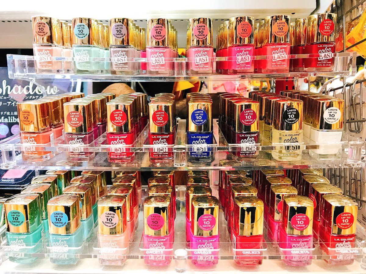 サンキューマートセントシティ北九州店 大人気 海外コスメ L A Colors のカラーラストネイル販売中です カラー も豊富 グリッター入りのものもあり 光の当たり具合でキラキラして可愛いですよ 発色の良さは海外コスメならでは もちろん全品390円 税