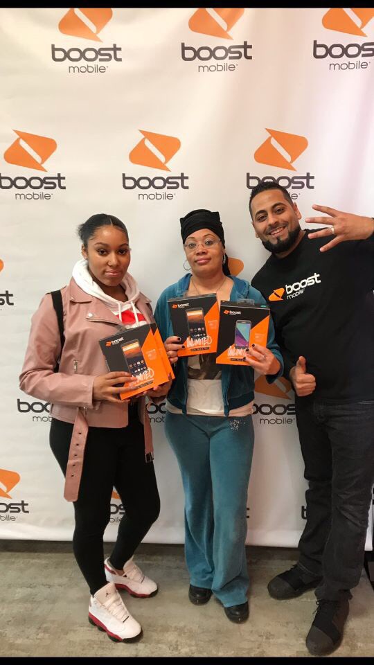 RyanMaierMN's tweet photo. @AhmadAmsar4 and @VisionBoost1 having a blast switching people from Metro today at the @BrklynCenterMN @boostmobile! #noturkeys #turkeyswontsaveyou #switchhappens https://t.co/FphYpuf1CI