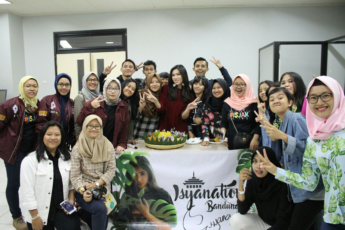 Isyanation_Bdg's tweet photo. Alhamdulillah kemarin hari Sabtu kita dapet kesempatan buat tumpengan, dalam rangka syukuran annive Isyanation, annive The Tutties dan atas penghargaan yang diterima @isyanasarasvati dari @AMIawards (1) 📷 : Uban Isjak https://t.co/E3yTqM7cvr