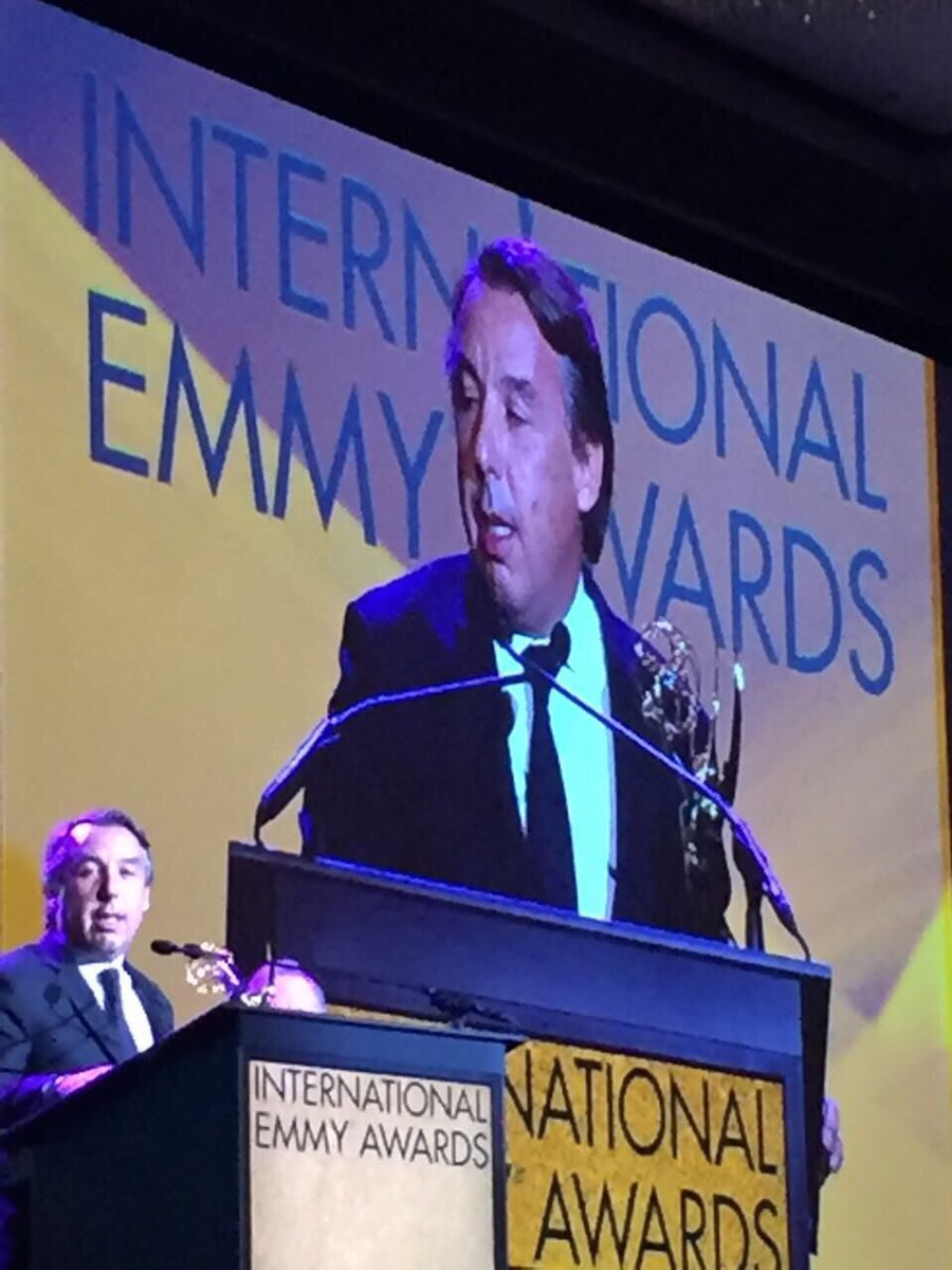 El día de hoy, el señor Emilio Azcárraga Jean, <a href="/eazcarraga/">emilio azcarraga</a>, recibió el Emmy Directorate Award, en el marco de la entrega de los Premios <a href="/iemmys/">International Emmy Awards</a>. Este galardón es un tributo para la creatividad y talento de toda la familia Televisa #iemmys #iEmmys2017 youtube.com/watch?v=_nlIf4…