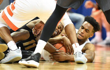 LeoRautins's tweet photo. Hey @syrbasketball is that a #11 on the floor?!? π³ @O11_TTRE donβt get that number dirty!!! Let those other dudes get the loose balls!! Lol https://t.co/azdLIwHJo1