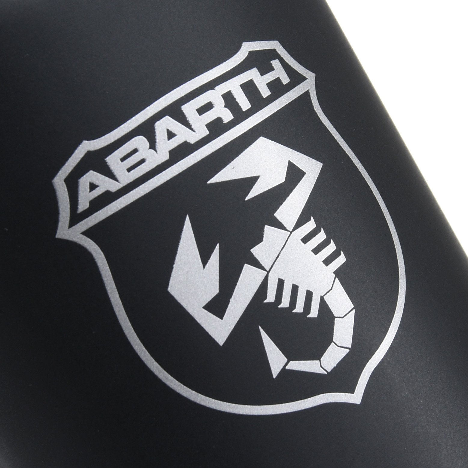 Abarth アバルト スタイリッシュなフォルムにマットブラック仕上げ Abarth コークシクル キャンティーンが登場 保冷25時間 保温12時間 機能的で優れたデザイン アバルト車のインテリアにもマッチします お求めは お近くのアバルト正規