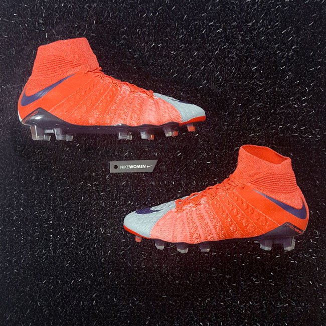 EvangelistaSpor's tweet photo. Hey girls 👩
What would you wear in your next match❓
🔰#Nike Magista Obra or Nike #HypervenomPhantom📛
All Available:
https://t.co/7qF73DS4Lp
#NikeWomen #WeLiveTheGame https://t.co/cXdRILEy0x