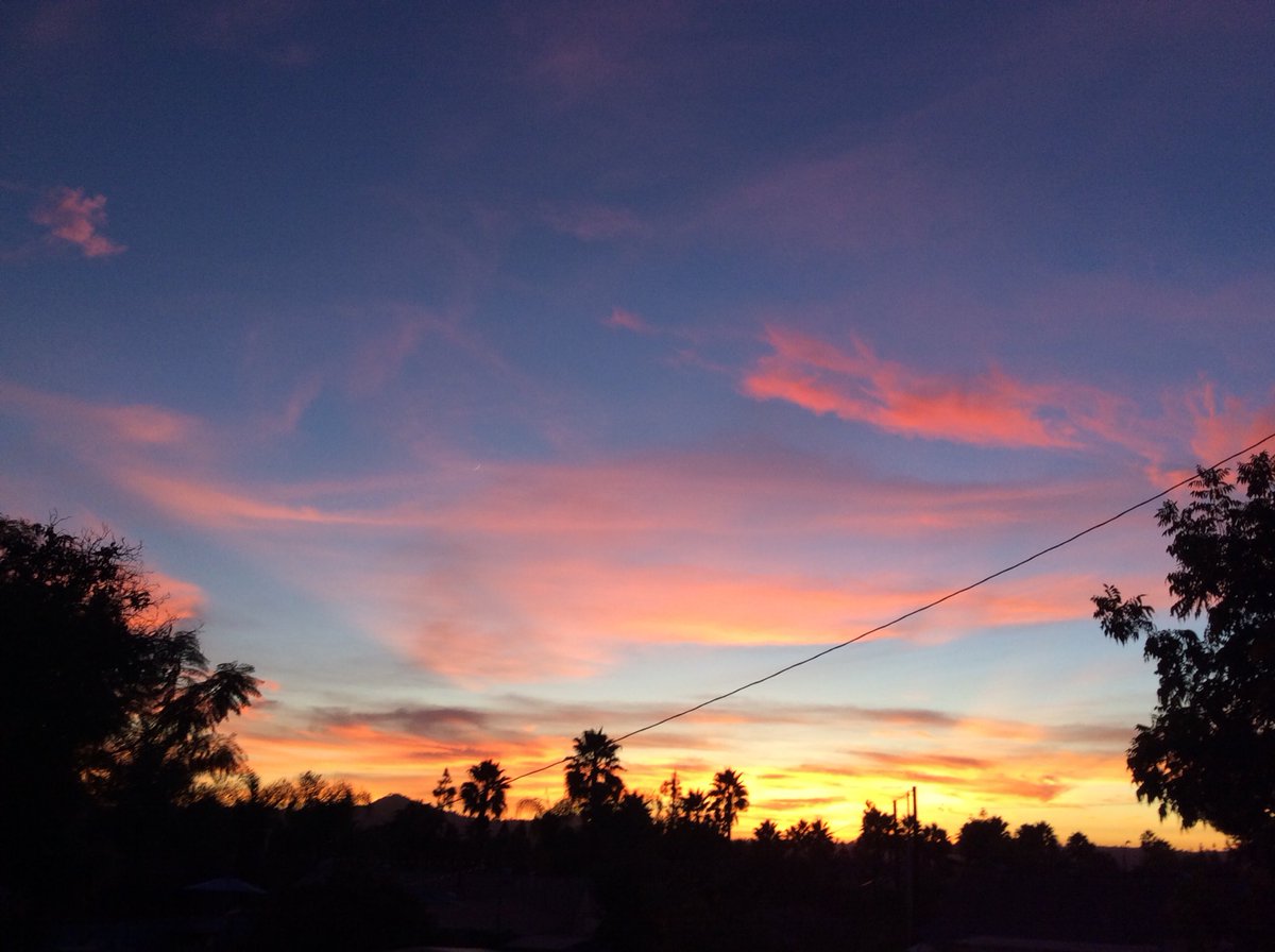 ecyc's tweet photo. Sunset moon set over East County San Diego #sandiegowx #10News  #sandiegoweather #sky #clouds https://t.co/lNsO1iOzWn