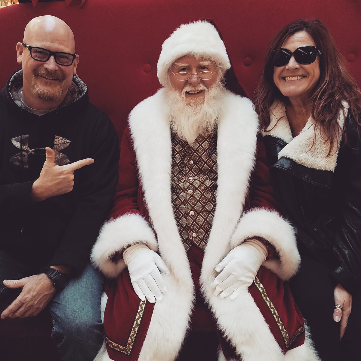 Endora1110's tweet photo. We saw Santa! We saw Santa! I know him! #santa #santaclaus #merrychristmas #christmas2017 #iaskedforlightbright #santahasatpoontim #nokidswerehurt #nopictureitdidnthappen https://t.co/V25vPYbAb6