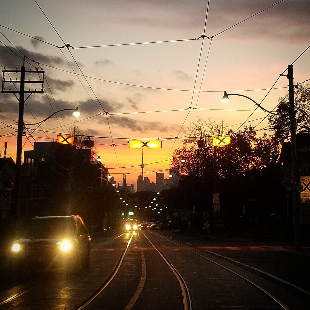 bethdblogger's tweet photo. One of my favourite views of the city, on Gerrard east of Main. The sunset was beautiful and I sort of caught it #toronto #iheartTO #views #thesix #mycity #mytoronto https://t.co/xKZ3z9HFhO