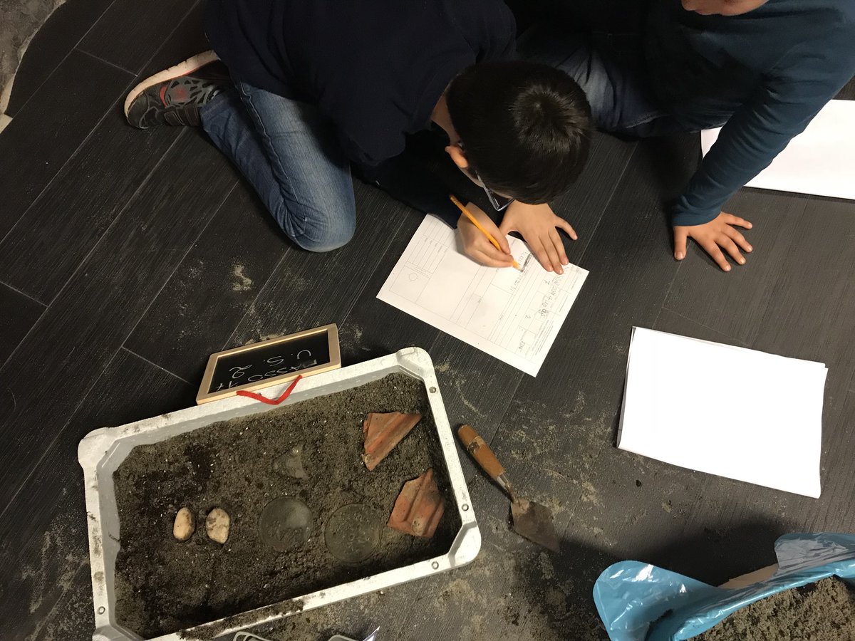 MuSel_MuCast's tweet photo. Ieri”Archeologi per un giorno”al #mucast #bambini e genitori a cimentarsi in uno scavo con trowels e schede di U.S. #amisuradibambino #archeologia https://t.co/xQVWZjViJi