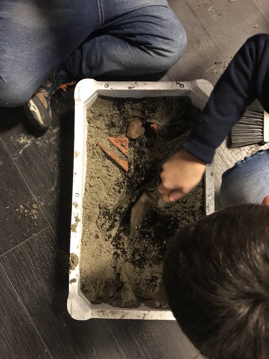 MuSel_MuCast's tweet photo. Ieri”Archeologi per un giorno”al #mucast #bambini e genitori a cimentarsi in uno scavo con trowels e schede di U.S. #amisuradibambino #archeologia https://t.co/xQVWZjViJi