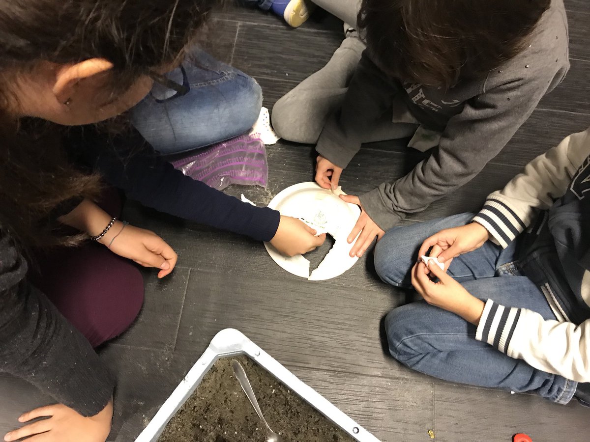 MuSel_MuCast's tweet photo. Ieri”Archeologi per un giorno”al #mucast #bambini e genitori a cimentarsi in uno scavo con trowels e schede di U.S. #amisuradibambino #archeologia https://t.co/xQVWZjViJi
