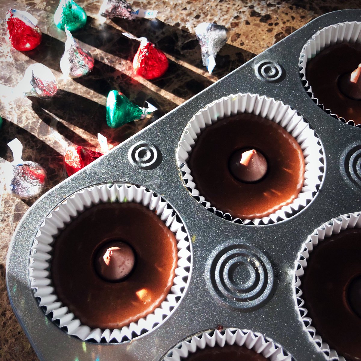 taralekatana's tweet photo. We #welcomehappy into our home. Brownie Kisses Cupcakes are a fave of ours during holiday celebrations & they’ll be an even bigger surprise this evening to get the holiday magic started on a Monday. @Hersheys Holiday Kisses help to make everything happier here!
#sponsored https://t.co/TCD47nGfXo