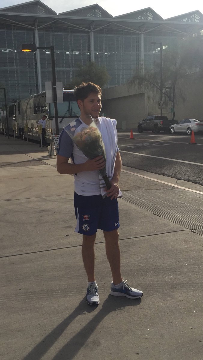 nhbrtour's tweet photo. Niall ganhou flores de algumas fãs hoje e ficou todo sem jeito. 
É o amor da minha vida mesmo 😣 https://t.co/EoUx1ZOSNi