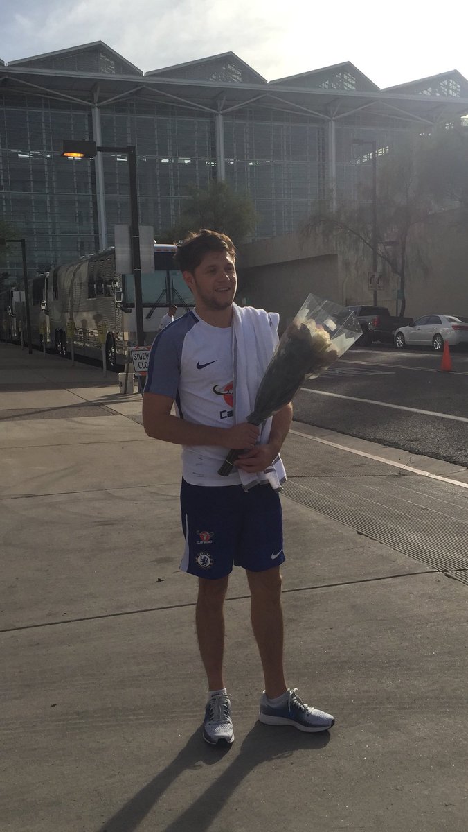 nhbrtour's tweet photo. Niall ganhou flores de algumas fãs hoje e ficou todo sem jeito. 
É o amor da minha vida mesmo 😣 https://t.co/EoUx1ZOSNi