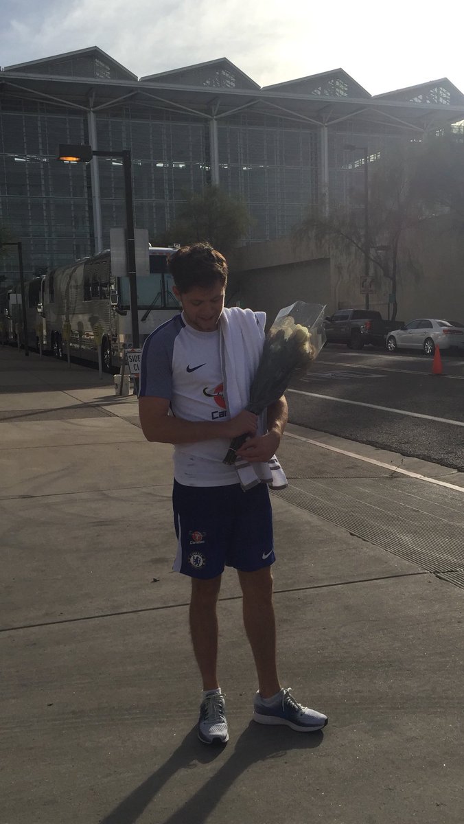 nhbrtour's tweet photo. Niall ganhou flores de algumas fãs hoje e ficou todo sem jeito. 
É o amor da minha vida mesmo 😣 https://t.co/EoUx1ZOSNi