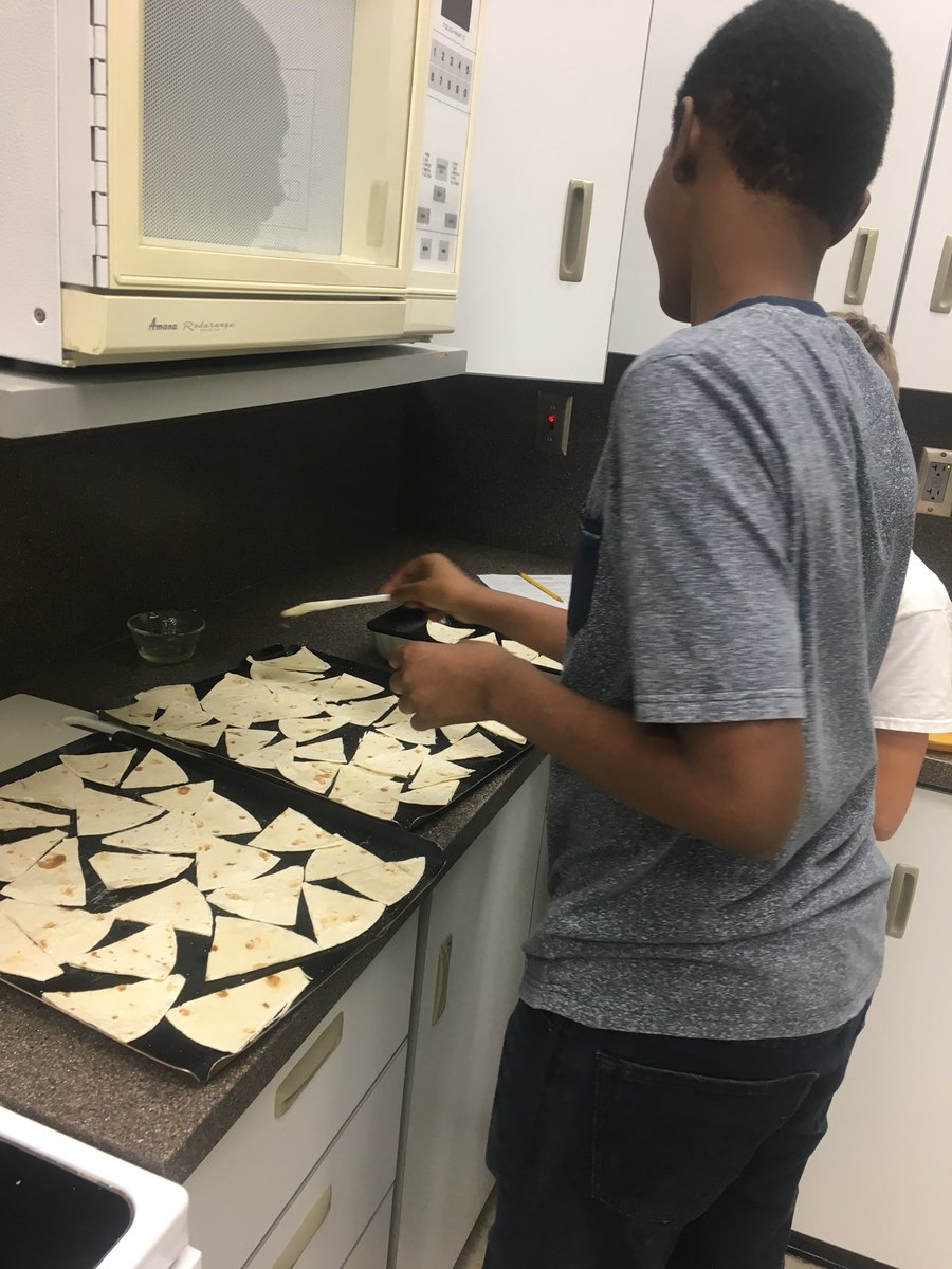 AmandaLFay's tweet photo. Homemade nachos with @ISD719Wave kiddos tonight! These kids are simply the best. @ISD719CommEd @isd719 #communityeducation #kidscook #kidchefs #cookingfun https://t.co/Lm7AJs9AE2