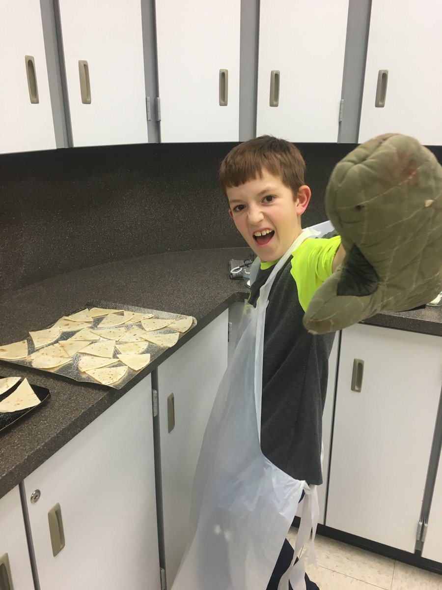 AmandaLFay's tweet photo. Homemade nachos with @ISD719Wave kiddos tonight! These kids are simply the best. @ISD719CommEd @isd719 #communityeducation #kidscook #kidchefs #cookingfun https://t.co/Lm7AJs9AE2