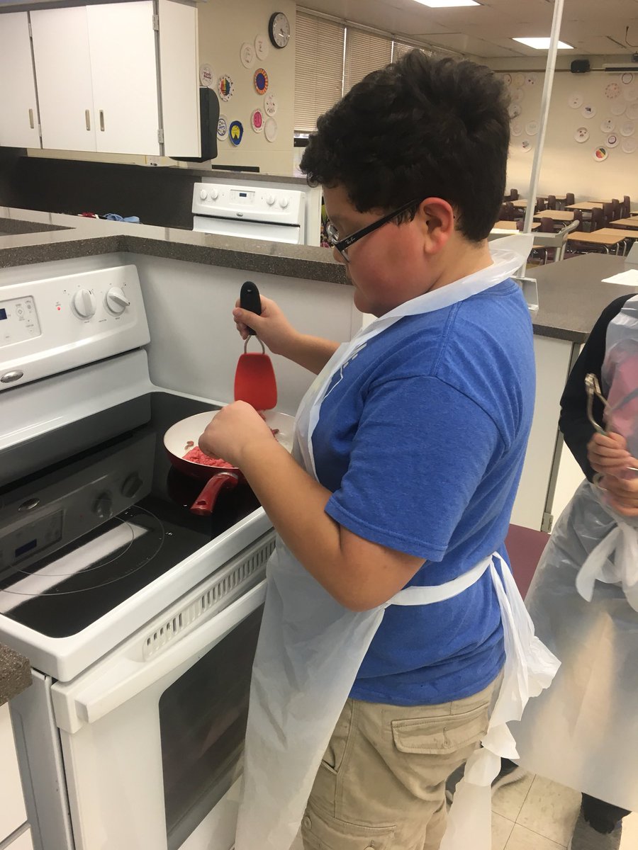 AmandaLFay's tweet photo. Homemade nachos with @ISD719Wave kiddos tonight! These kids are simply the best. @ISD719CommEd @isd719 #communityeducation #kidscook #kidchefs #cookingfun https://t.co/Lm7AJs9AE2