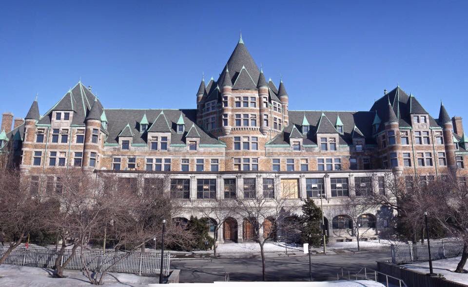 Lolë headquarters in Montreal! How amazing is this place? ❤️
We are here previewing Fall 2018. It is amazing! 💛 #lolewomen