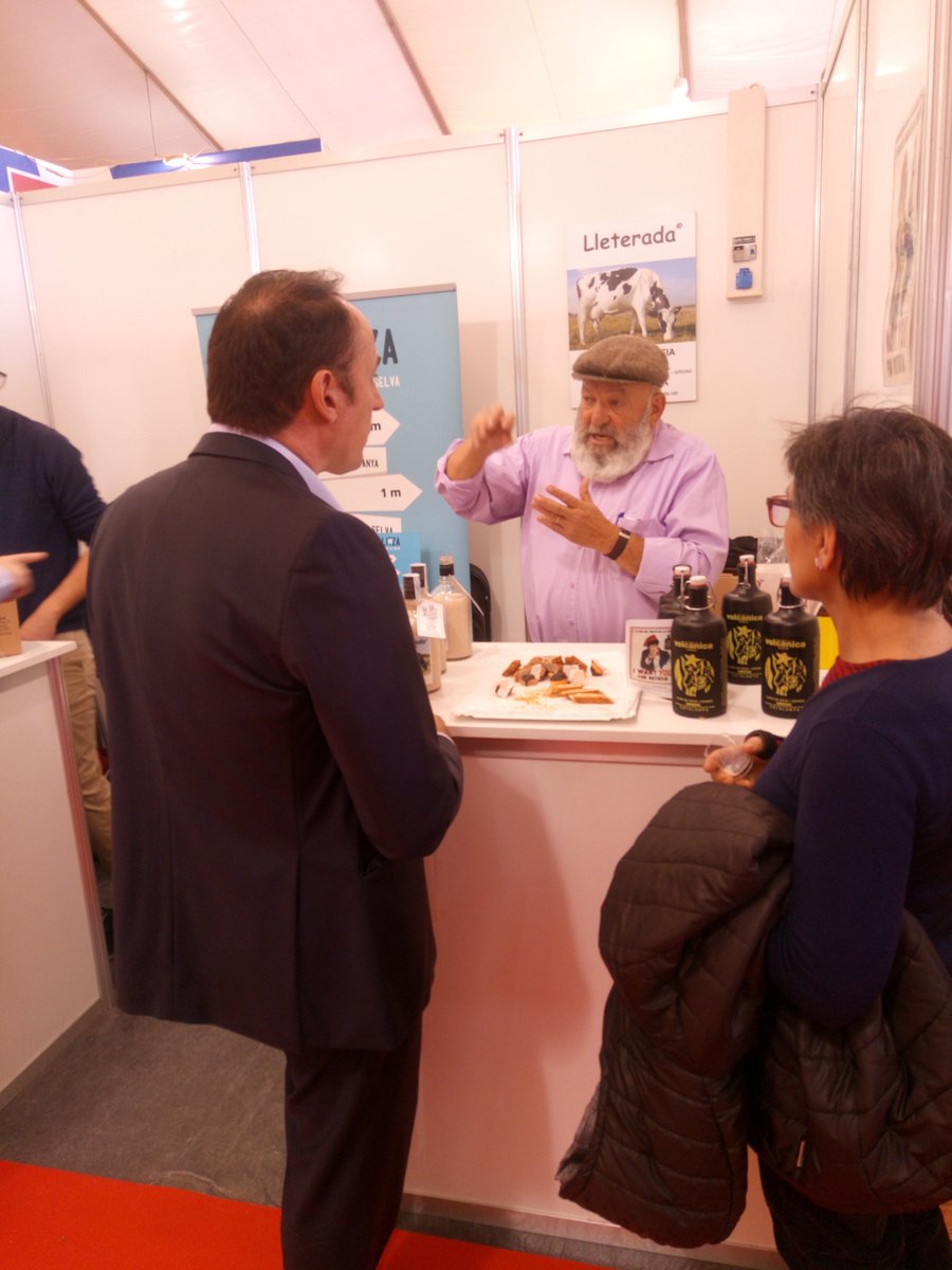 RVolcanica's tweet photo. Avui hem promocionat la Ratafia VolcânicA i un tros de @comarcaselva productes #LOCALITZA al @FGastronomic #ForumGirona17 a gent de tot el món: Ucraïna, Perú, Rússia... https://t.co/99yA4luaW9 https://t.co/gcsmK5XQnN
