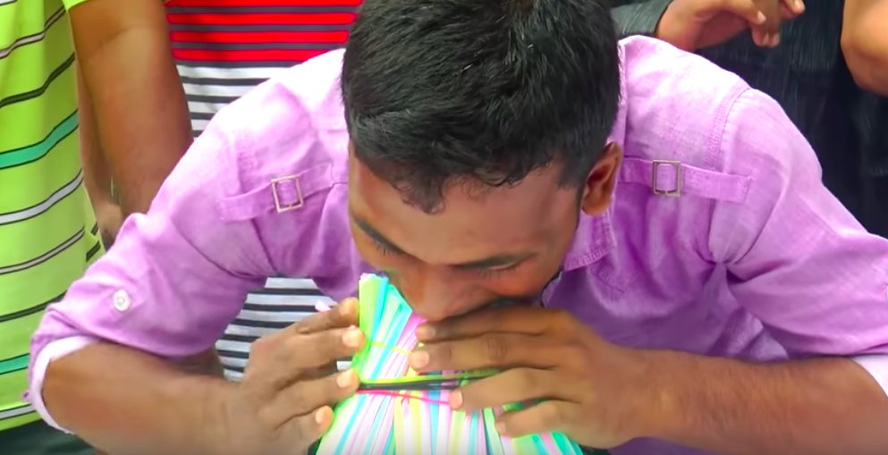 Watch a man put 459 straws in his mouth to beat a Guinness World Record. on.mash.to/2B5IIcy