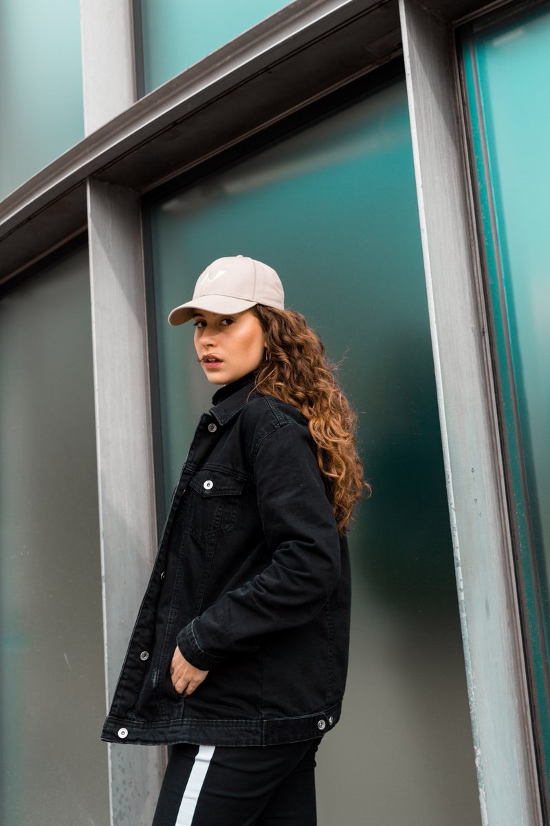 EmmaFastLife's tweet image. Een vriend van mij verkoopt petjes! Dit was de shoot die ik voor hem gemaakt heb ;) nativeclothing.nl