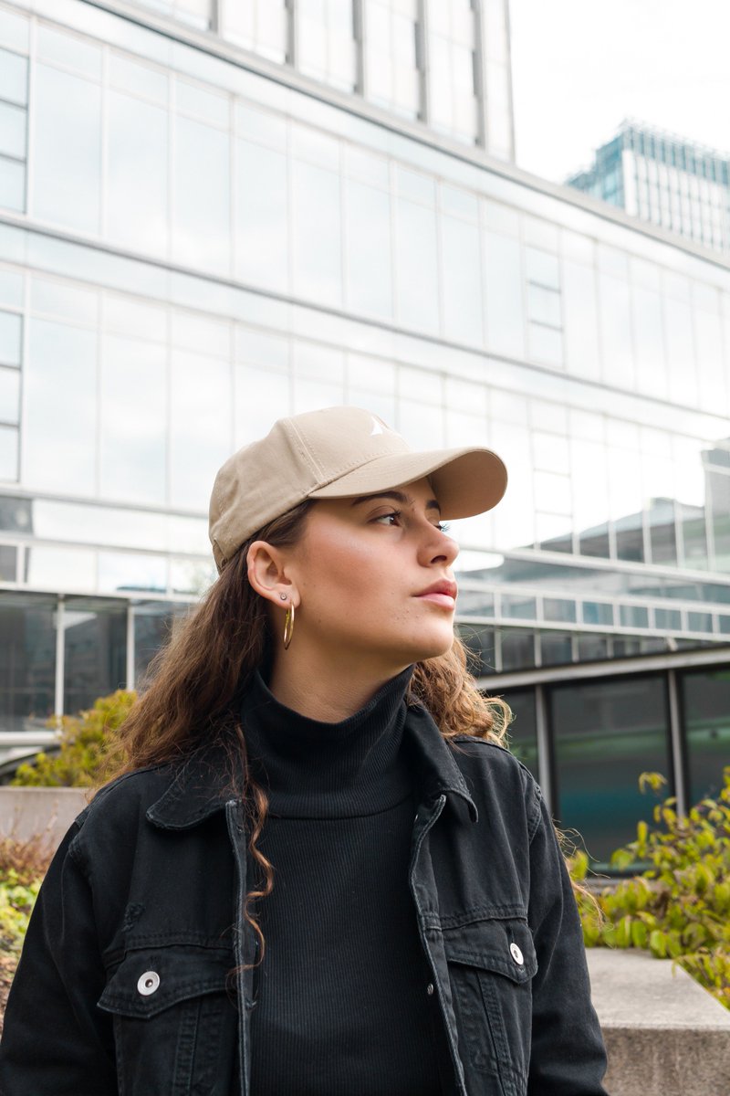 EmmaFastLife's tweet image. Een vriend van mij verkoopt petjes! Dit was de shoot die ik voor hem gemaakt heb ;) nativeclothing.nl