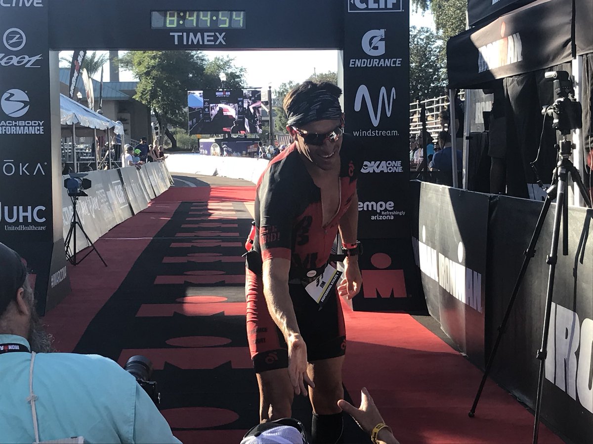 FOMOCoach's tweet photo. .@JimLubinski - you cross the @IRONMANtri #IMAZ finish line yesterday and the 1st thing you did was shake the photogs hands and thank volunteers. Who does that?? Oh yeah- a classy dude. This media volunteer was incredibly impressed. #thisisironman https://t.co/eZofIqfmz3