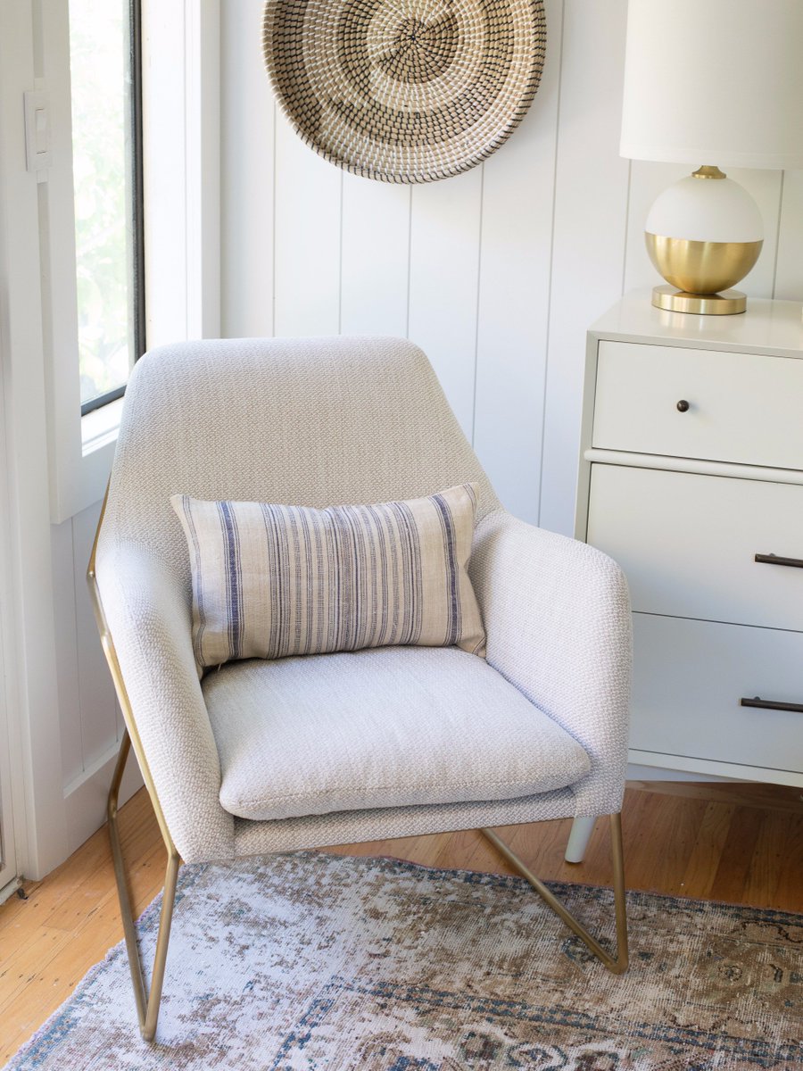 Can't wait to get home and catch up on my blog roll in this crazy cozy chair from @article <a href="/articlemodern/">Article</a> #oneroomchallenge